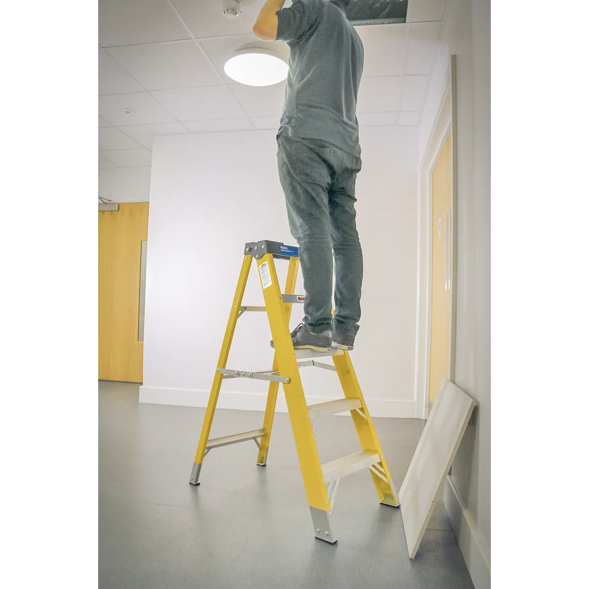 Fibreglass Step Ladder 4-Tread EN 131